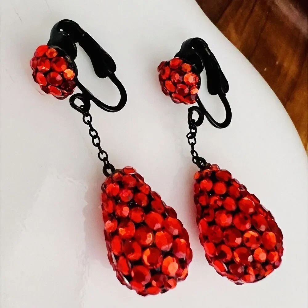 Vintage Beautiful Red Rhinestone Cluster Earrings Clip On Dangle Teardrop 4596